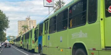 Motoristas de ônibus iniciam greve por tempo indeterminado nesta segunda (13)