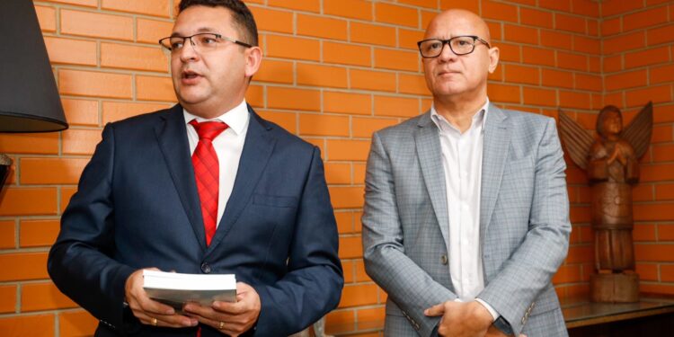 Hélio Rodrigues toma posse como deputado na vaga de Fábio Xavier