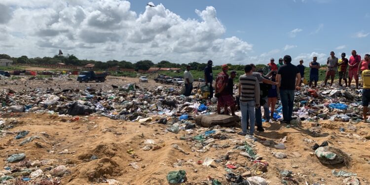 Corpo de bebê é encontrado por catadores em lixão de Parnaíba
