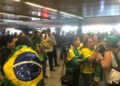 Avião com Bolsonaro pousa com esquema de segurança reforçado e apoiadores no aeroporto
