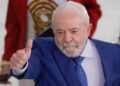 Lula promete lei que iguala salários de homens e mulheres