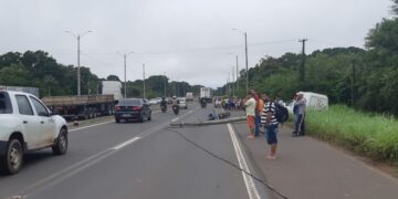 Idoso bate carro em poste, que cai e mata motociclista na BR-343, em Teresina