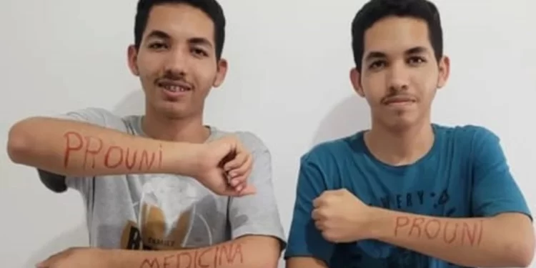 Irmãos gêmeos são aprovados juntos em Medicina pelo Prouni no Piauí