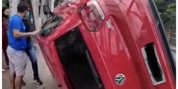 Motorista perde controle da direção e tomba carro na Ponte Metálica