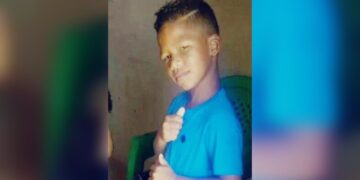 Criança morre após sofrer descarga elétrica enquanto usava celular ligado na tomada no Piauí