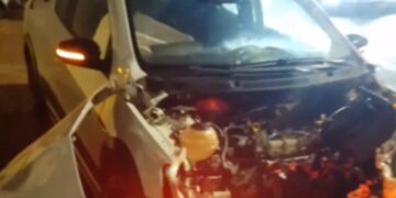 Em Teresina, motorista em alta velocidade perde controle de veículo e bate em carro estacionado