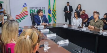 Governo do Piauí concede reajuste de 50% para auxílios-alimentação e moradia dos estudantes da Uespi