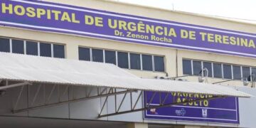 Forro do teto do Hospital de Urgência de Teresina desaba durante chuva