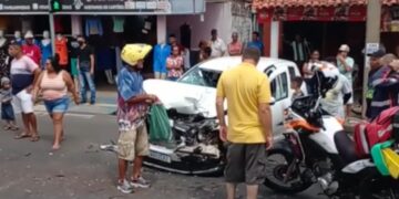 Casal fica ferido após colisão entre carro e caminhão reboque em Teresina