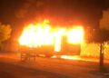 Homens armados incendeiam ônibus após morte de dupla em Teresina