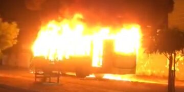 Homens armados incendeiam ônibus após morte de dupla em Teresina