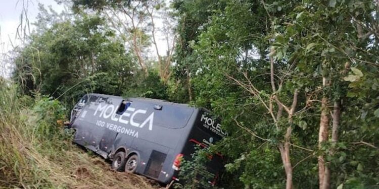 Colisão entre ambulância e ônibus da banda Moleca 100 Vergonha deixa um morto no Piauí