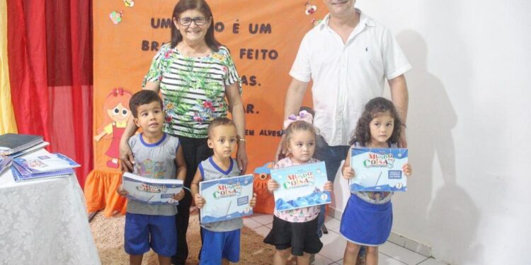 Prefeitura de José de Freitas entrega livros didáticos da Educação Infantil nas escolas