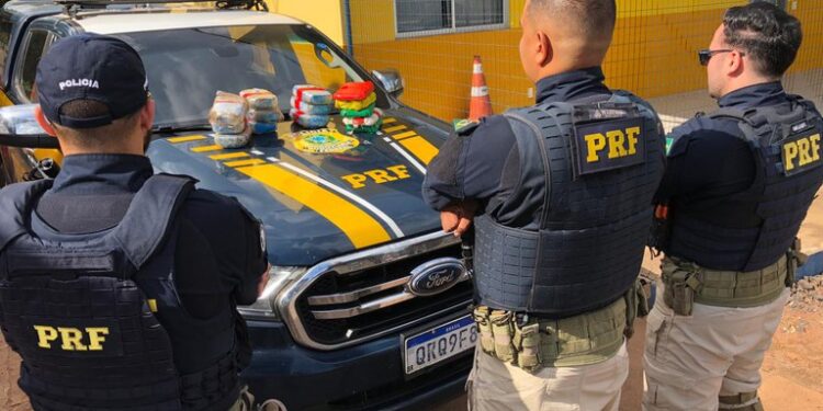 PRF apreende 14 kg de cocaína dentro de veículo no Piauí