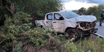 Veículo com prefeita e mais quatro pessoas tomba em curva na PI 213