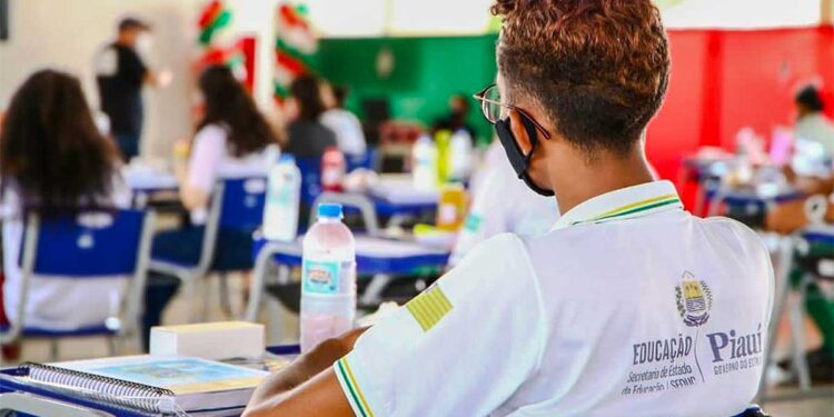 Todas as escolas da rede estadual de ensino médio serão de tempo integral até 2025, anuncia Governo