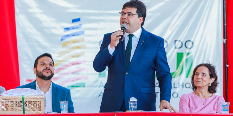 Governador Rafael Fonteles anuncia bonificação aos professores e servidores da Educação no Piauí