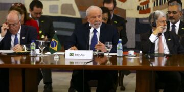 Lula propõe criação de moeda única para a América do Sul em reunião com presidentes
