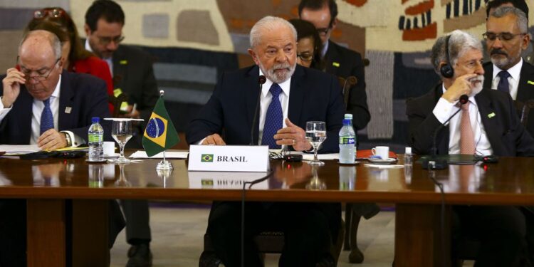 Lula propõe criação de moeda única para a América do Sul em reunião com presidentes
