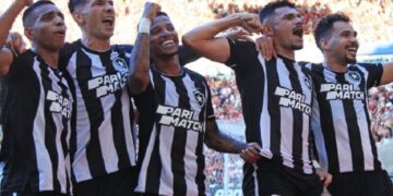 Botafogo vence Flamengo em grande clássico e lidera o Brasileirão