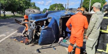 Homem fica ferido após capotar caminhão na Av. João XXIII, em Teresina