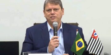 Em São Paulo, Tarcísio fixa novo salário mínimo maior que o de Lula