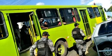 Passageiros confundem policial com bandido, descem de ônibus e pedem ajuda em delegacia