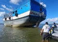 Marinha e PM apreendem embarcação com cigarros contrabandeados no litoral