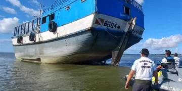 Marinha e PM apreendem embarcação com cigarros contrabandeados no litoral