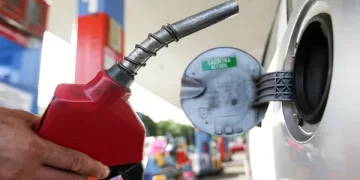 Preço da gasolina deve cair R$ 0,30 na semana que vem, anuncia Petrobras