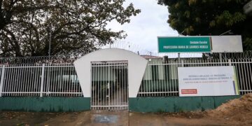 Bandido faz arrastão e rouba celulares em escola na zona Leste