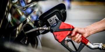 Gasolina terá redução de R$ 0,40 por litro nas refinarias a partir desta quarta