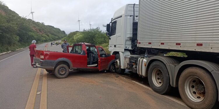 Jovem morre após colidir carro contra carreta no interior do Piauí