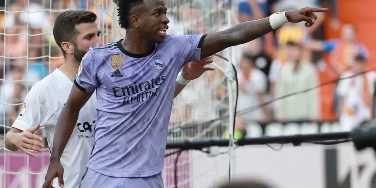 Vinicius Jr é vítima de racismo por torcida, se revolta e é expulso de jogo