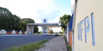 Servidor da UFPI é preso acusado de estupro de vulnerável contra afilhada e prima em Teresina