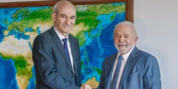 Lula dá posse a general Amaro como novo ministro do GSI