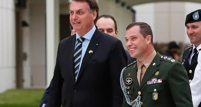 Polícia Federal faz buscas na casa de Jair Bolsonaro e prende ex-ajudante