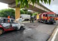 Carro fica destruído após pegar fogo na avenida Maranhão