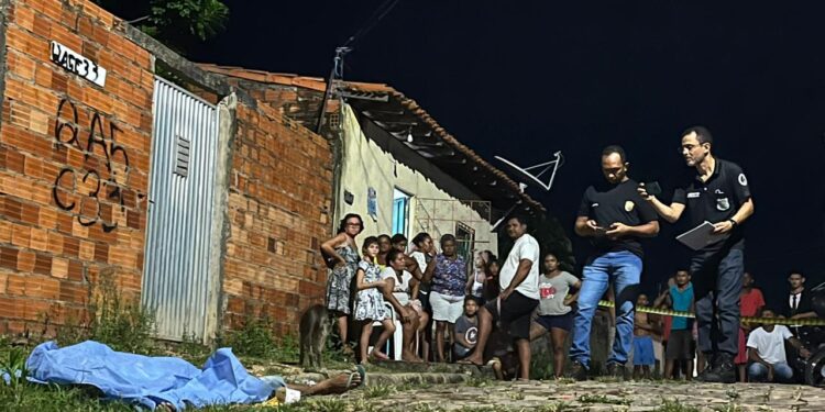 Homem é executado com diversos tiros na porta de residência na zona Norte de Teresina