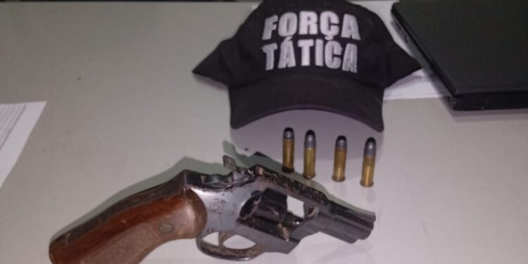 Homem é preso após ameaçar esposa de morte em José de Freitas
