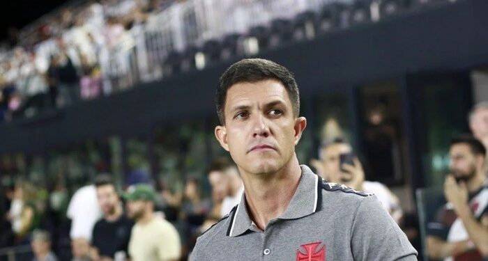 Após derrota para o Goiás, Vasco demite o técnico Maurício Barbieri