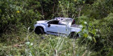 Caminhonete cai da ponte Wall Ferraz após motorista cochilar e perder o controle