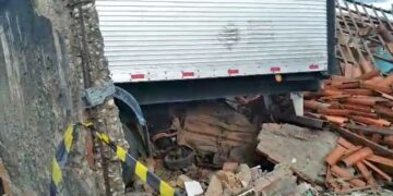 Caminhão desgovernado arrasta carros e invade casas na zona Sul de Teresina