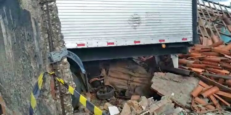 Caminhão desgovernado arrasta carros e invade casas na zona Sul de Teresina