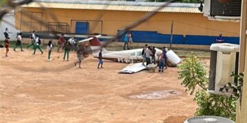 Avião de pequeno porte cai em campo de futebol na zona Norte de Teresina