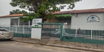 Adolescente fica ferido após ser atingido com golpe de facão na frente de escola no Piauí