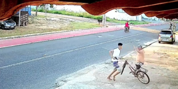 Homem reage a assalto e tenta agredir criminoso com chineladas em Teresina