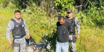 Dupla é presa em José de Freitas acusados de roubar uma motocicleta em Barras