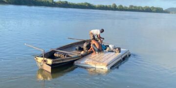Van com passageiros desce ribanceira e cai no rio Parnaíba em Matias Olímpio