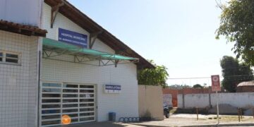 Bandidos encapuzados invadem hospital, rendem policial e atiram sete vezes em paciente em Teresina